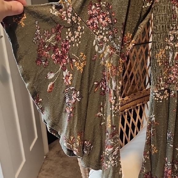 Floral Smocked Green Blouse - Picture 2 of 3